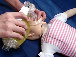 乳児へのバッグバルブマスクによる人工呼吸の練習