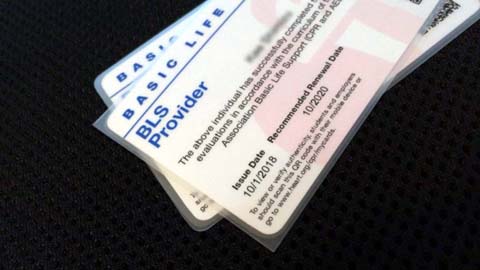 アメリカ心臓協会AHA ACLS/BLSプロバイダー資格 eCard（eカード）の印刷ラミネート加工例：角を丸める処理