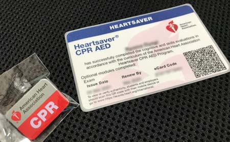 ハートセイバーCPR AED修了資格カード(ライセンス）とAHA公式CPRピンバッヂ